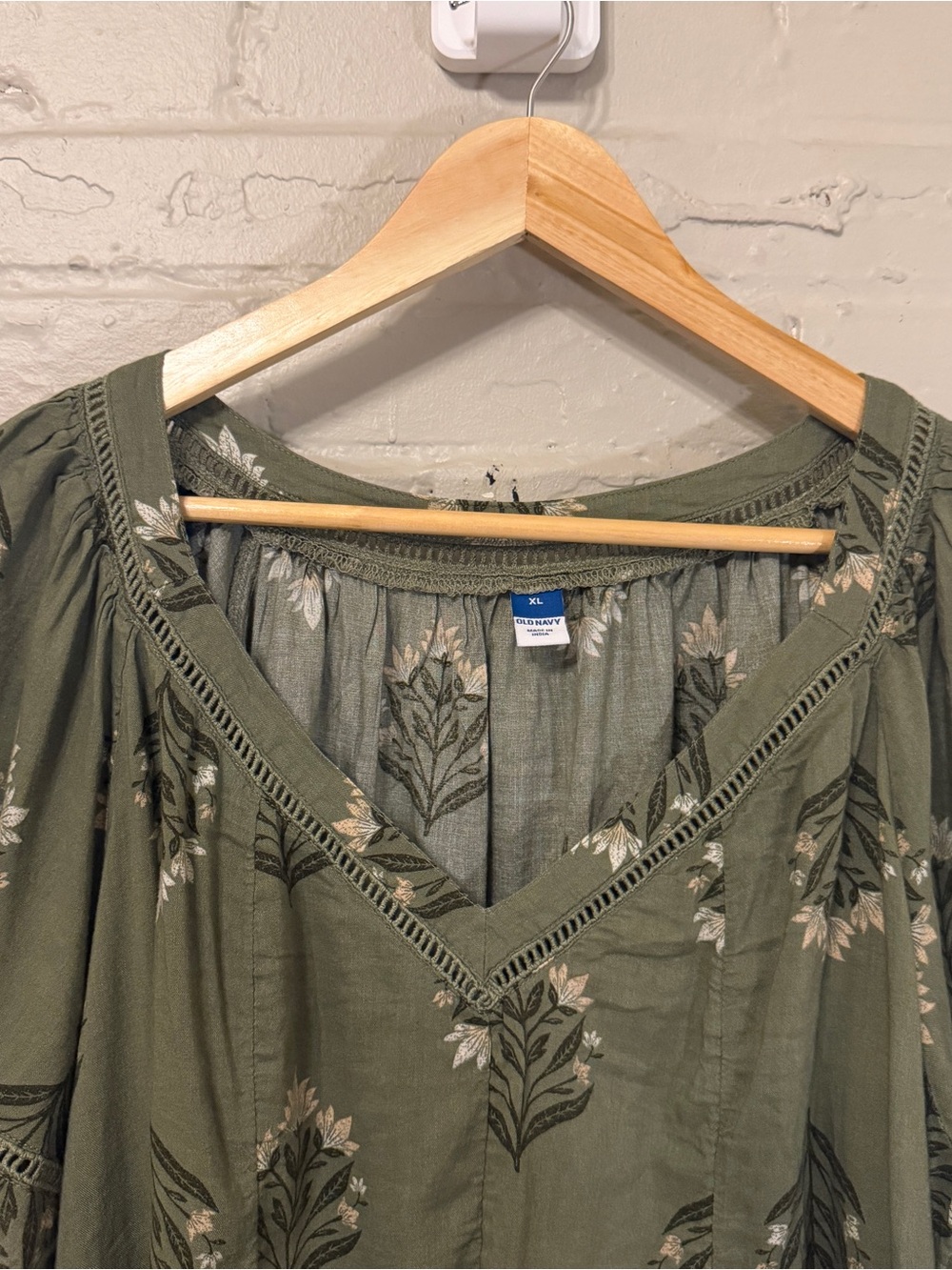 Old Navy Lace Trim Floral Rayon Blend Flutter Sleeve Blouse Top - Picture 3 of 6